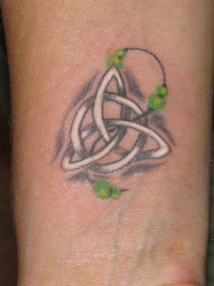 Impresionante tatuaje con símbolo de trinidad estilo céltico