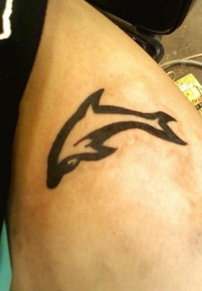 Tatuaje en tinta negra silueta del delfín
