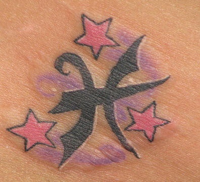 Símbolo zodiacal con tres estrellas tatuaje en color