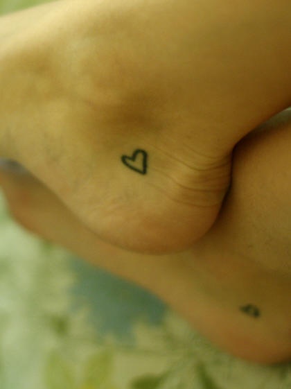 Pequeños símbolos del corazón en los pies