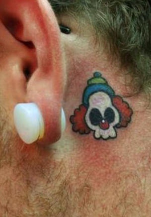 Clown Schädel Tattoo hinter dem Ohr