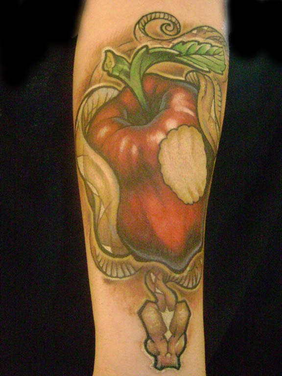 Tatuaggio carino sul braccio il serpente demone & la mela