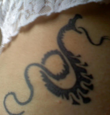 Le tatouage d&quotun noir serpent tribal