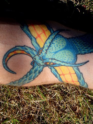 Tatuaggio colorato il serpente azzurro giallo