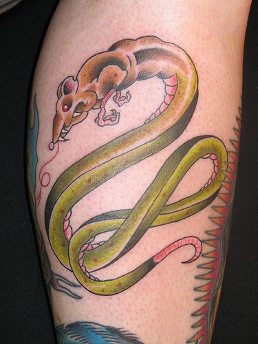 Tatuaggio carino sulla gamba il serpente mangia il topo