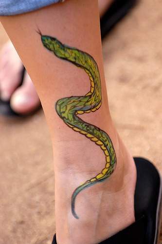 Tatuaggio semplice sulla gamba il serpente piccolo verde