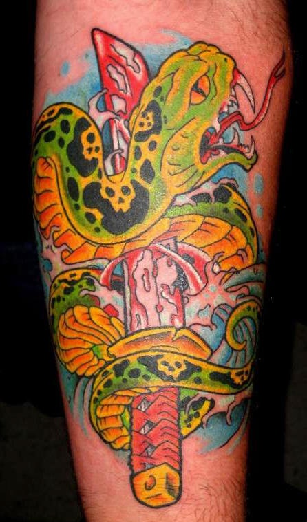 Tatuaggio colorato sulla gamba il serpente attorno del coltello