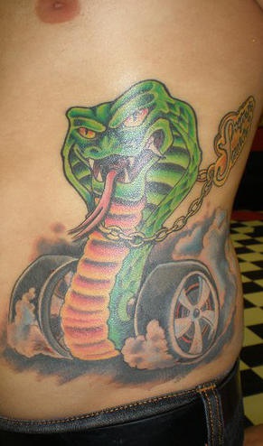 Tatuaggio colorato la cobra aggressiva con la catena