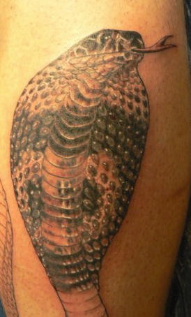 Realistische Kobra schwarze Tinte Tattoo