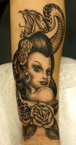 Vamp Frau und Schlange schwarze Tinte Tattoo