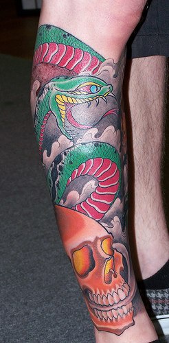 Tatouage sur le mollet coloré avec un serpent et un crâne