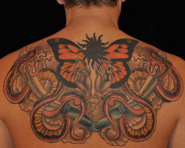 Tatuaggio grande sulla schiena la farfalla & i serpenti