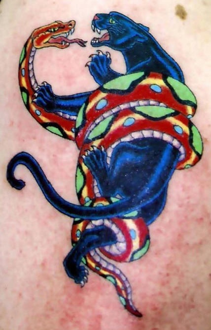 el tatuaje colorado de la pelea entre una pantera y una serpiente