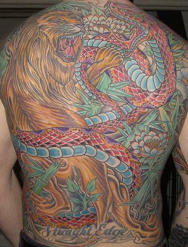 Tatuaggio incredibile su tutta la schiena il leone & il serpente gigantesco