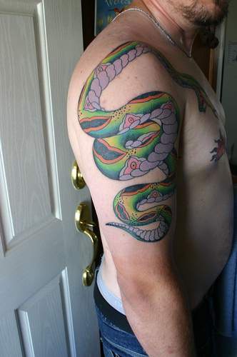 Tatouage coloré de serpent sur l"épaule