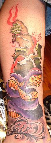 Tatuaggio grande sulla gamba il serpente viola & il simbolo