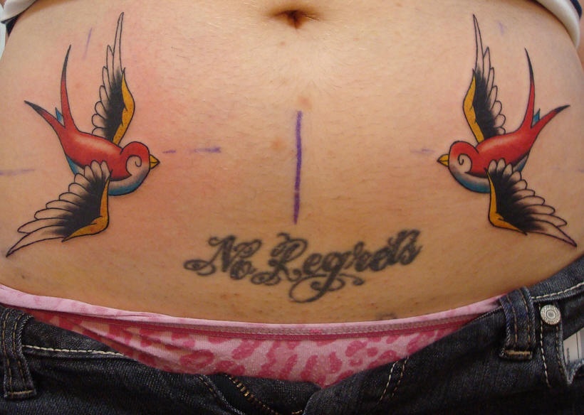 Tatuaggio carino colorato sulla pancia due uccelli rossi & &quotnon regret"