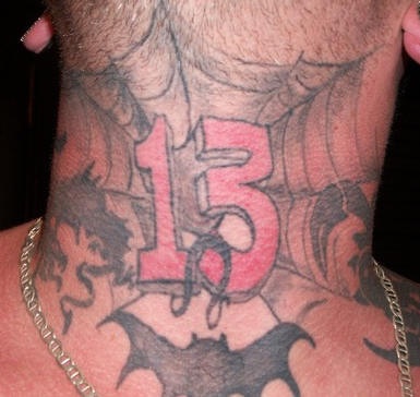 el tatuaje de una telaraña con los murcielagos y el numero trece 13 hecho en el cuello