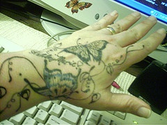 Schmetterling mit Maßwerk Tattoo an der Hand