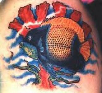 Vivo tatuaje el pez y los corales en color