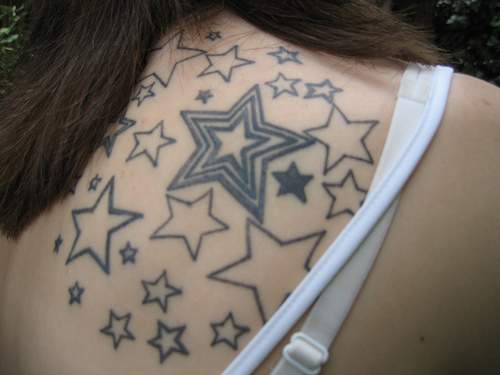 Montón de estrellas tatuaje en el hombro