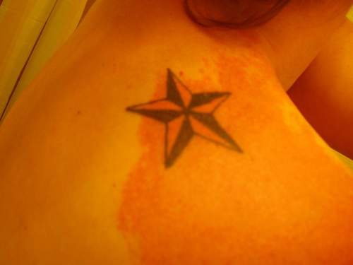 Clásico tatuaje de estrella en el hombro