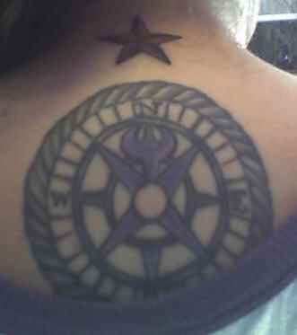 Grande stella e bussola tatuaggio sulla schiena