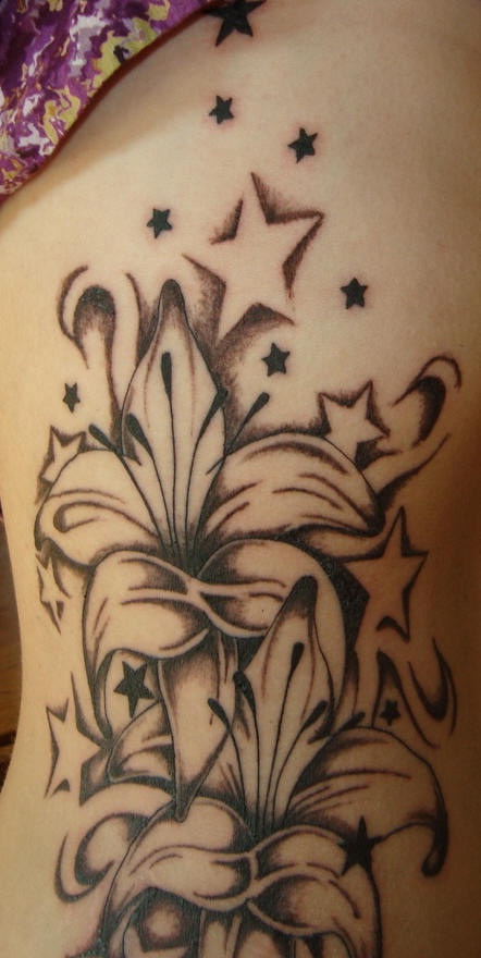 Stargazerlilie mit Sternen in schwarzer Tinte Tattoo
