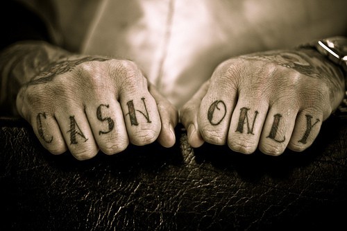 Tatuaje en la mano, inscripción en los dedos, solamente efectivos