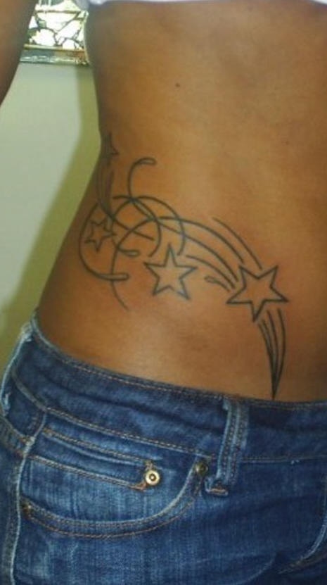 Tatuaje en la cadera, estrellas con líneas curvas
