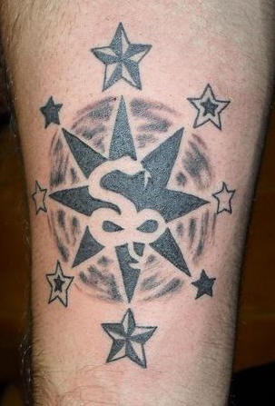Símbolos de estrellas con imagen de la serpiente tatuaje en tinta negra