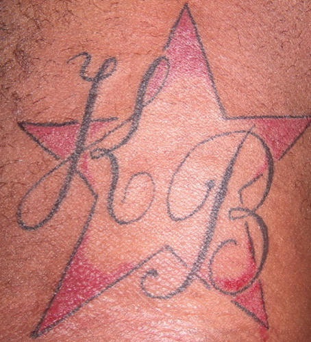 Estrella con iniciales tatuaje en tinta rosada