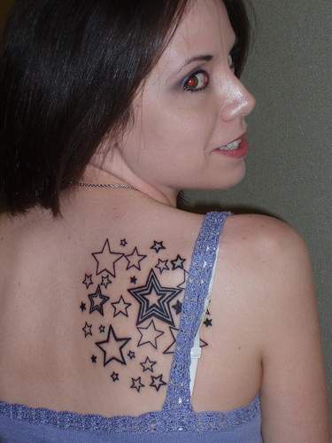 Montón de estrellas tatuaje en la espalda
