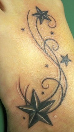 Tatuaje en el pie tracería con estrellas