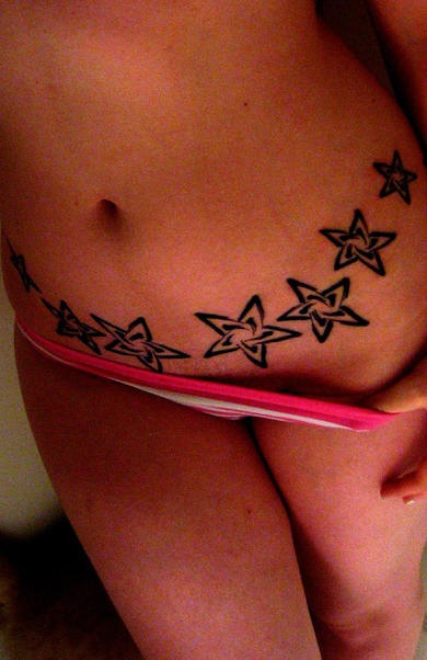 Tatuaje en la cadera, montón de estrellas en una fila
