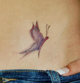 Le tatouage d&quotestomac avec un petit papillon pourpre