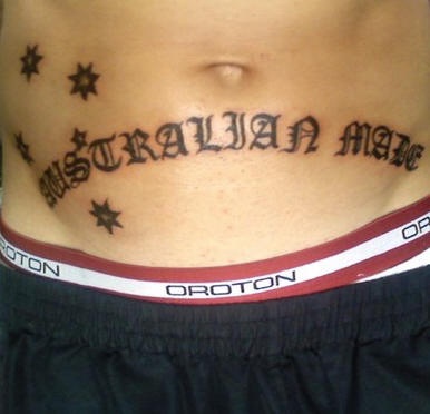 Bauch Tattoo mit stilisierter Inschrift &quotAustralian made" In Schwarz