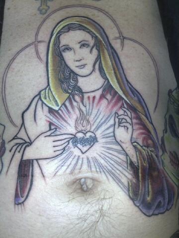Tatuaje en vientre Virgen María con corazón brillante