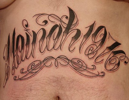 Bauch Tattoo mit verschnörkelter stilisierter Inschrift &quotMainah 1976"