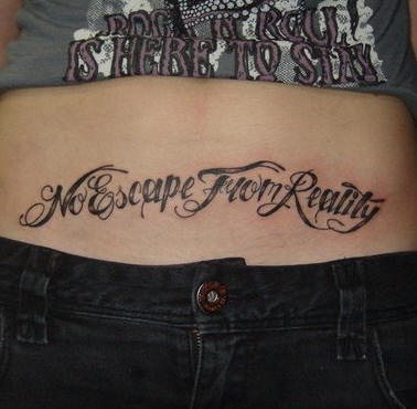 Tatuaggio sulla pancia la scritta stilizzata &quotno escape from reality"