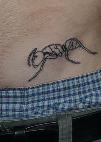Le tatouage de l&quotestomac d&quotun fourmi vide en rampant avec la tête inclinée