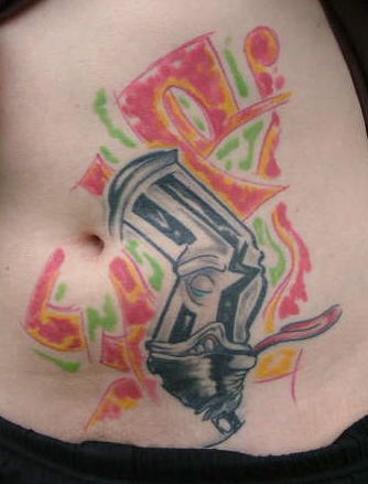 Tatuaggio colorato sulla pancia la pistola grande