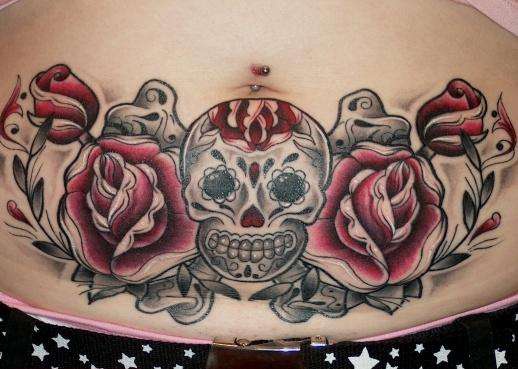 Le tatouage de l&quotestomac d&quotune crâne avec en sang avec des roses