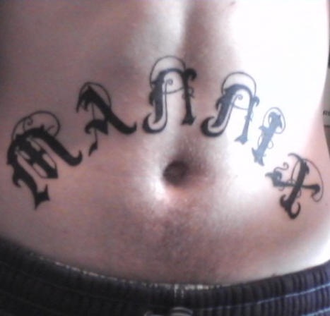 Bauch Tattoo mit verschnörkelter stilisierter Inschrift &quotMannix"