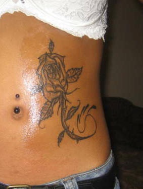 Tatuaggio non colorato sulla pancia la rosa