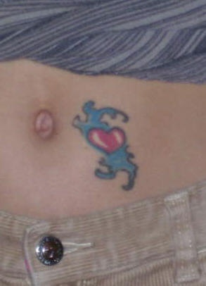 Tatuaggio sulla pancia il cuore rosso &  il disegno di Italia