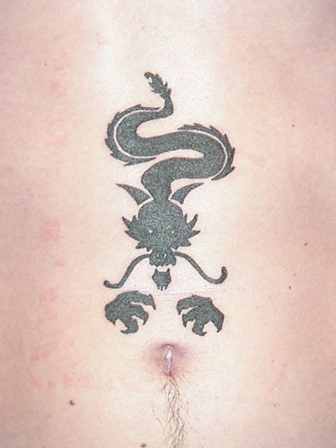 Tatuaje en vientre con dragón en tinta negra atacando