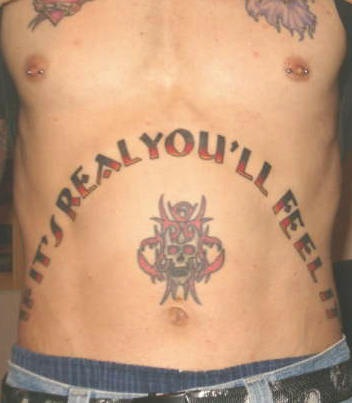 Tatuaje en vientre con inscripción &quotits reality you will feel" en tinta negra y roja