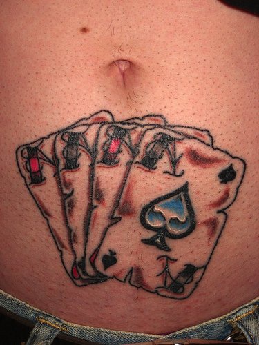Tatuaggio colorato sulla pancia le carte da gioco quattro assi