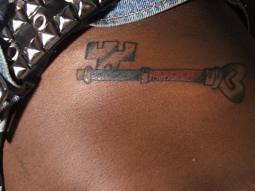 Tatuaggio colorato sulla pancia la chiave antica